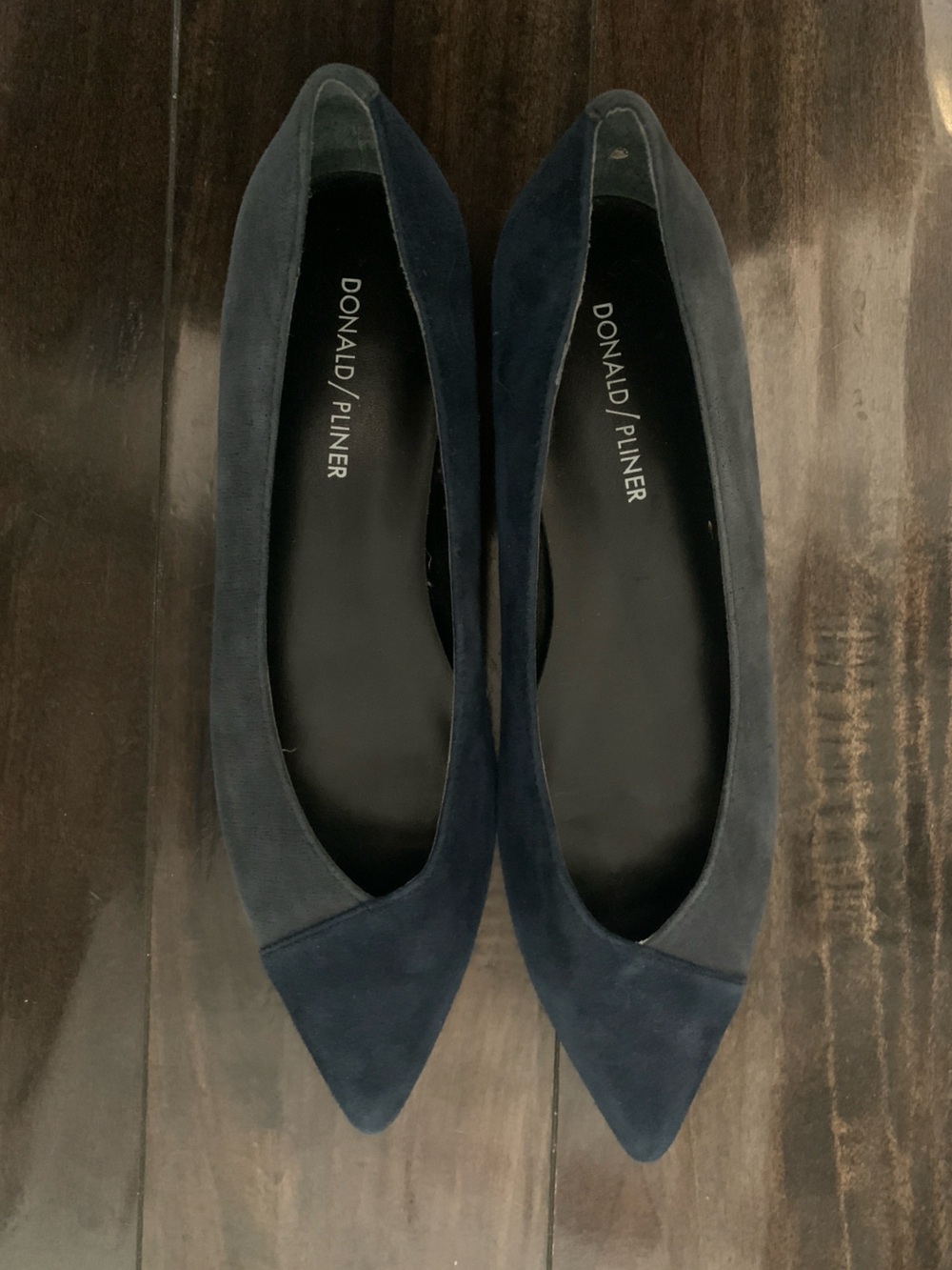 Beautiful Donald/Pliner Navy Suede Pointed Toe Slip-On Flats Two Toned sz 6.5 N
